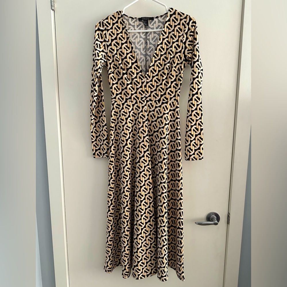 FOREVER 21 - Step into this stylish midi dress links pattern dress! Like new!